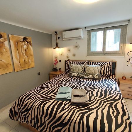 Anastasia'S Apartment With Yard Atenas Exterior foto